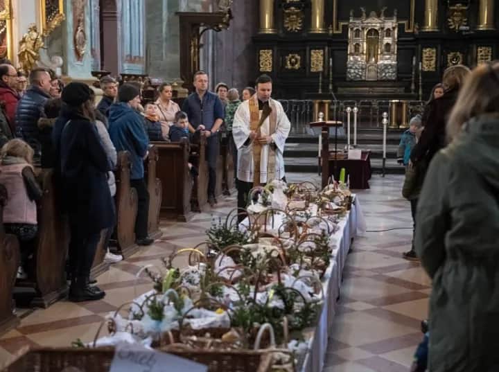 Kiedy święci się wodę w kościele i jakie ma to znaczenie?