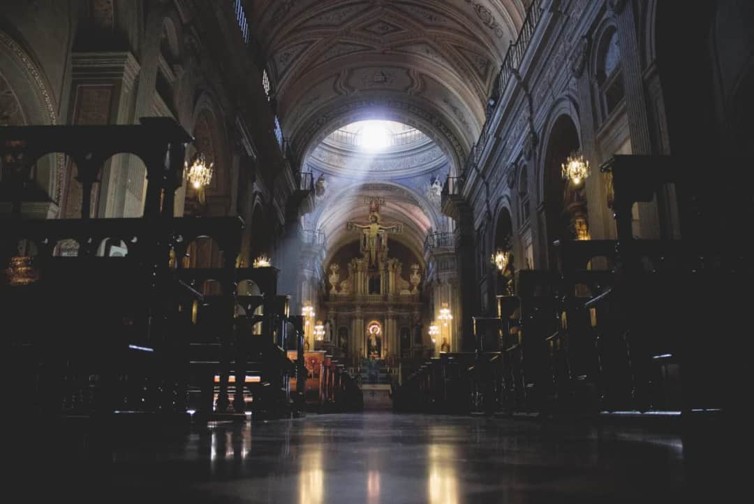 Co to jest kościół święty i dlaczego ma kluczowe znaczenie w wierze?