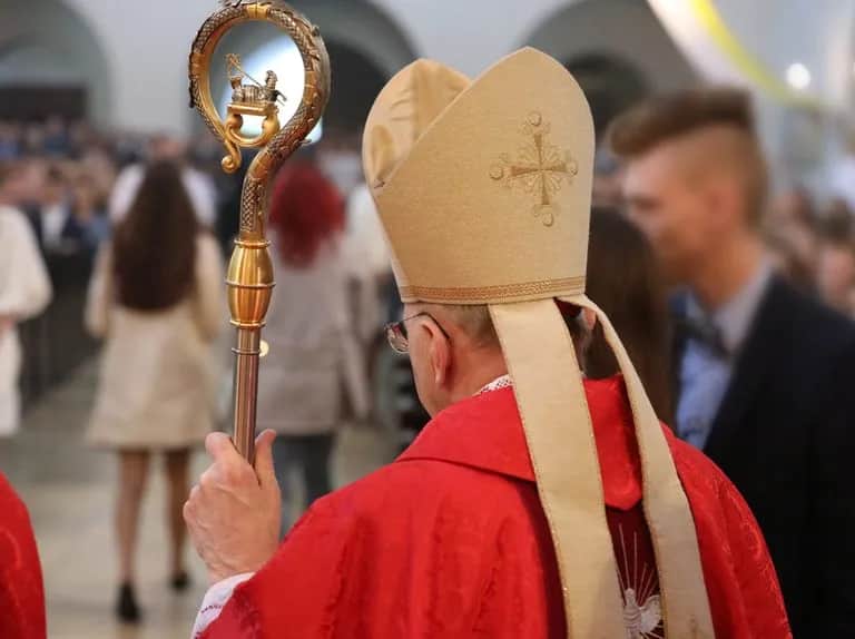 Kto to biskup? Kluczowe informacje o roli, obowiązkach i wpływie biskupa.