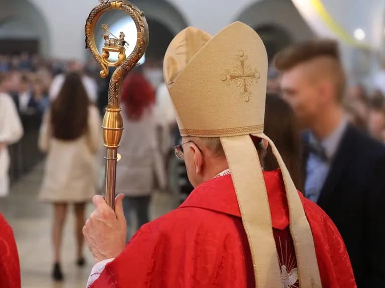 Kto to biskup? Kluczowe informacje o roli, obowiązkach i wpływie biskupa.