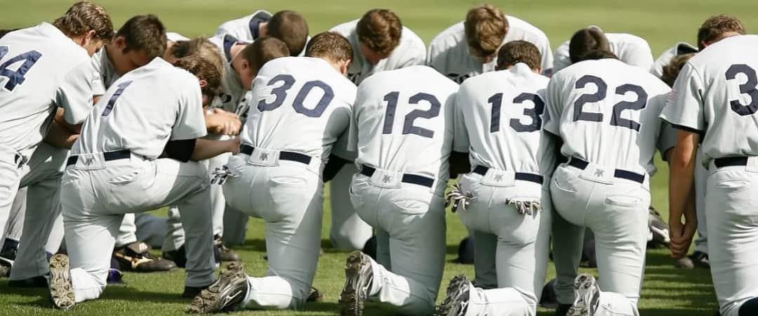 Przypowieść o natrętnym przyjacielu – jak wytrwałość w modlitwie zmienia wszystko