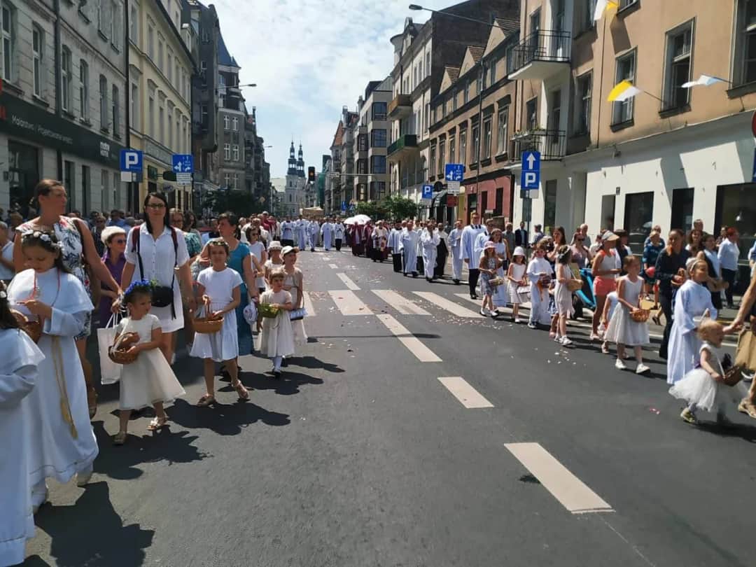 Dlaczego w kościele robi mi się słabo? Przyczyny i jak temu zapobiec
