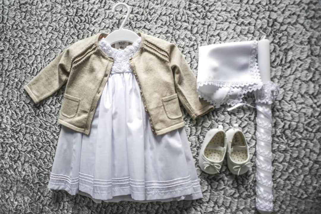 Ile kosztują chrzciny w kościele? Poznaj ukryte opłaty i wydatki