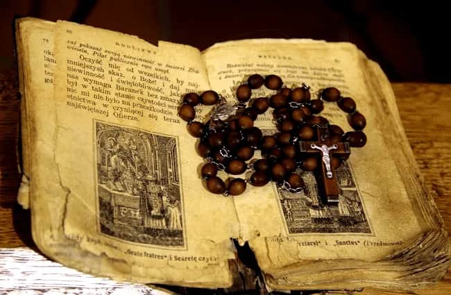 Kiedy powstała modlitwa różańcowa? Historia, która zaskakuje